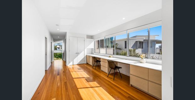 Million dollar views, fully furnished 4 bedroom house - Photo 1