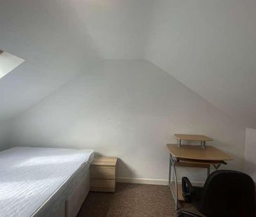Bedroom Semi Detached House In Ensbury, BH10 - Photo 3