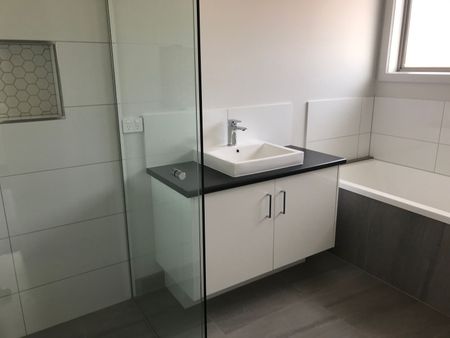 3 BEDROOM TOWNHOUSE - Photo 4