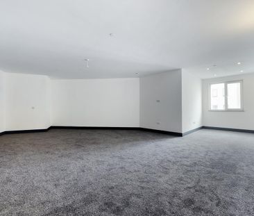 3 bedroom flat to rent - Photo 3