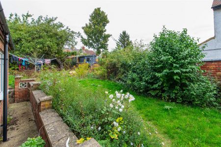 1 bed Room To Let - Photo 2