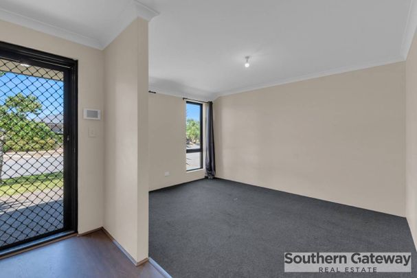 Spacious 3 bedroom 2 bathroom home - Photo 1