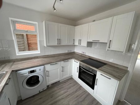 4 bedroom semi-detached house to rent - Photo 3