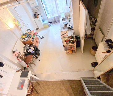 STUDIO en RDC : donne sur une cour intérieure arborée. Disponible ! - Photo 3