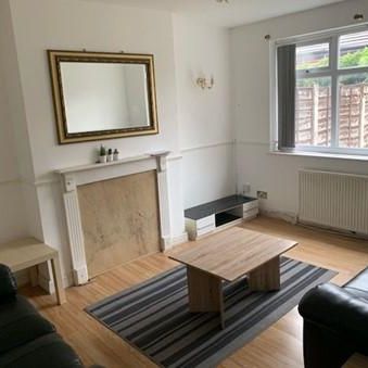 4 bedroom semi-detached house to rent - Photo 1