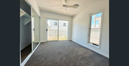 Spacious 3+1 Brand New Townhome with walking distance to Coles! - Photo 4