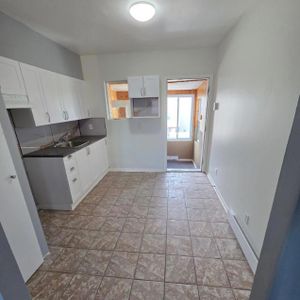 Beau 4 ½ rénové — Libre immédiatement - Photo 2