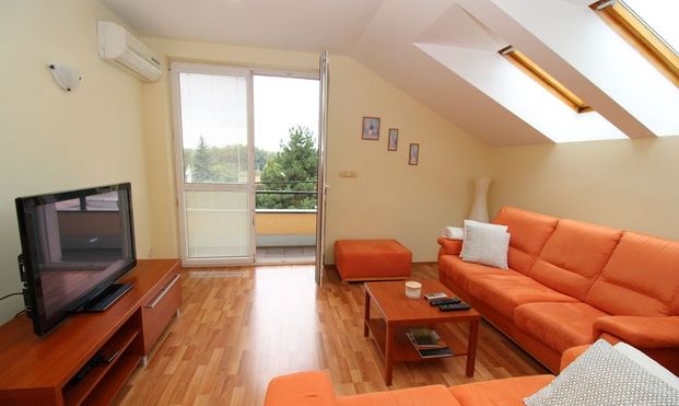 BRANDreal – 2 iz. byt s klimatizáciou a parkingom, 80 m², Banka - Photo 1