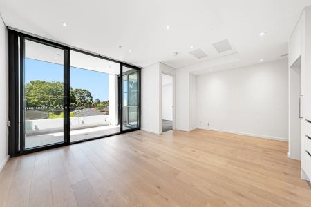 Beautifully Appointed North Facing Apartment in Quiet Location - Photo 2