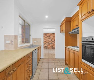 Large 4 Bedroom Home! - Photo 3