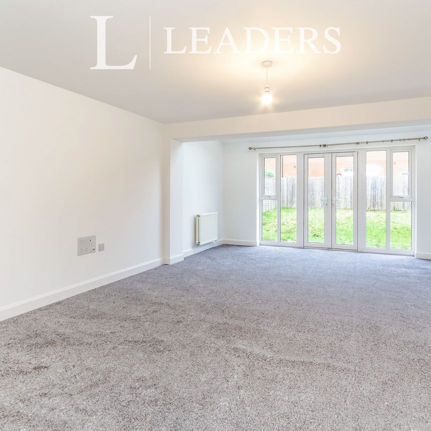 4 bedroom house to rent Bedivere Road, RH11 - Photo 1