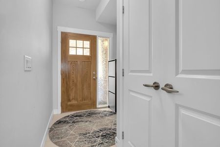 Beautiful Townhome – Shannon Lake - Photo 3