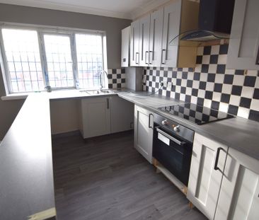 To Let 2 Bed Flat - Photo 3