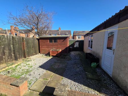 4 bedroom semi-detached house to rent - Photo 5