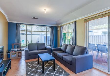 “VIBRANT RESIDENCE NEAR RESERVE” - Photo 4