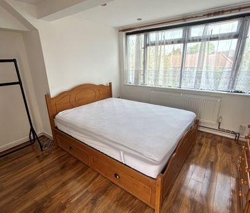 Church Rise, Chessington - Photo 2