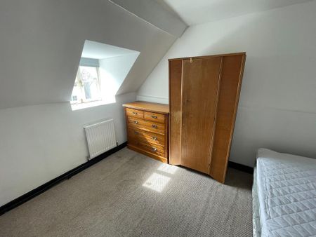 1 bedroom in a flat share to rent - Photo 4
