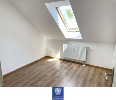 Zum WohlfÃ¼hlen! Individuelle Dachgeschosswohnung mit moderner EBK! - Photo 2