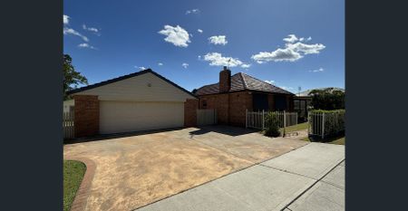 Family Home with Pool - Photo 4