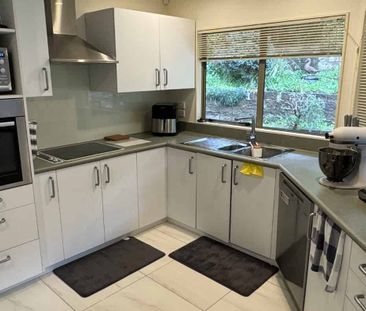 IMMACULATELY PRESENTED FOUR BEDROOM FAMILY HOME: - Photo 3