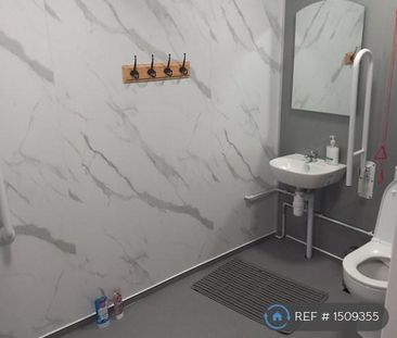 1 bedroom in a flat share to rent - Photo 5