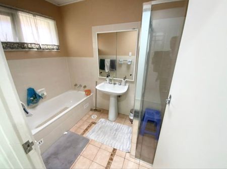 Modern Family Home in Bradbury, NSW - Spacious and Comfortable - Photo 5