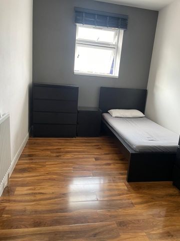 Room in a Shared House, Oaklands Park Avenue, IG1 - Photo 2