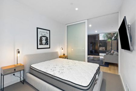 Contemporary space, chic style and spectacular courtyard! FULLY FURNISHED - Photo 3