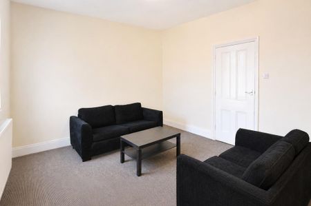 3 bedroom flat to rent - Photo 2