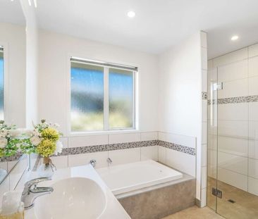 Lovely Three Bedroom Family Home! - Photo 5