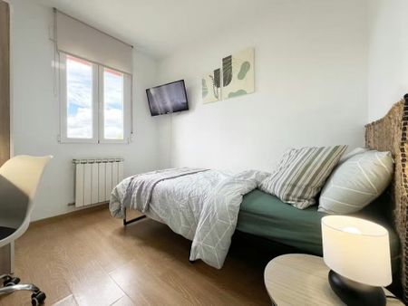 Calle de Ayllón, Madrid, Community of Madrid 28024 - Photo 2