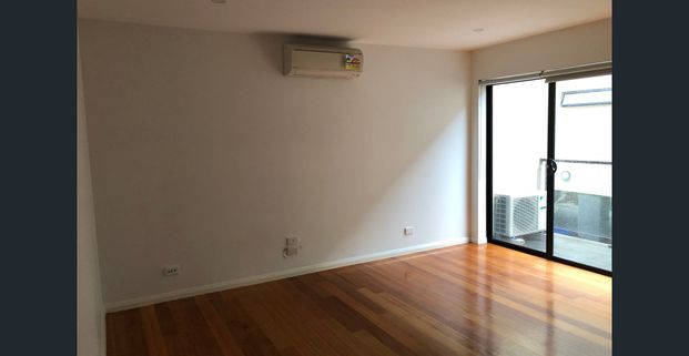 FANTASTIC LOW MAINTENANCE APARTMENT - HEART OF GLENROY! - Photo 1