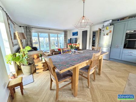 3 bedroom detached bungalow to rent - Photo 4