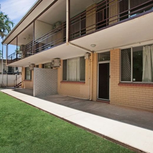 Ground floor 2 bedroom unit - Photo 1