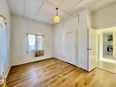 4 Bedroom House in Otahuhu - Photo 3