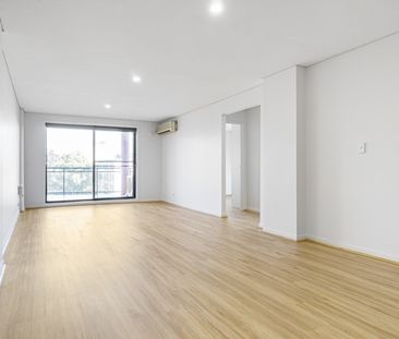 Light Filled 2 Bedroom Unit - Photo 4