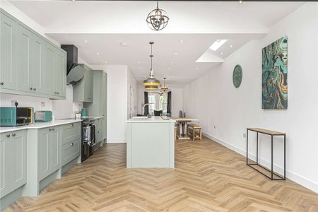 Recently built four bedroom family house in a great location. - Photo 5