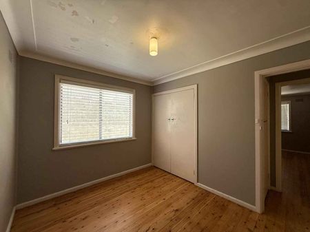 Prime Location – Walk to Shops! - Photo 4