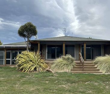 Rural Property Just 10mins From Town - Photo 3