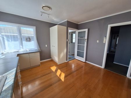 Family home with a big yard! - Photo 5