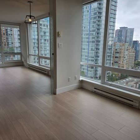 Pleasant wide City View, 2 bedroom 2 Baths & Den - Photo 4