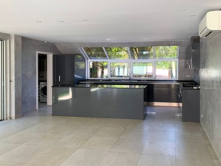 Modern 4-Suite Villa in Exclusive Quinta da Marinha - Photo 5