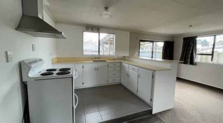 Large 3 bedroom home very close to town - Photo 5