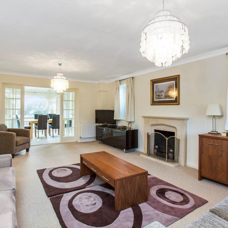 **SOLE AGENT** Available to let- 4 bedroom, 2 bathroom family home conveniently situated in a quiet cul de sac within a close distance of Cobham station. - Photo 1