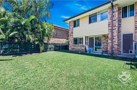 FAMILY-FRIENDLY BENOWA TOWNHOUSE – SPACE, PRIVACY & AN UNBEATABLE LOCATION - Photo 2