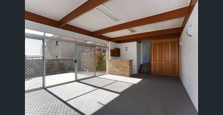 GORGEOUS FAMILY HOME IN A GREAT LOCATION! - Photo 3