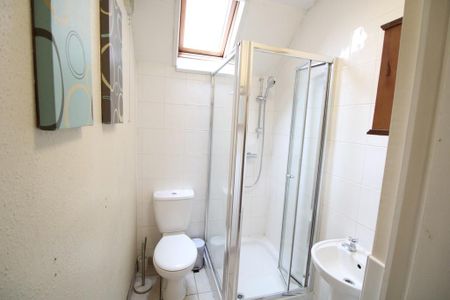 1 bedroom in a flat share to rent - Photo 5
