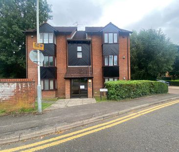 Amberley Way, Uxbridge, Middlesex, UB10 - Photo 4