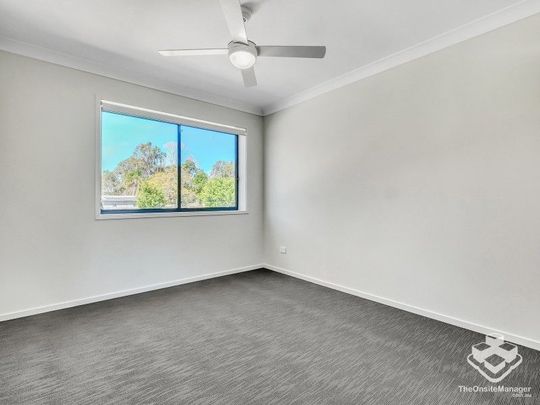 FOUR BEDROOM 2 BATHROOM TOWNHOUSE WITH SINGLE LOCK UP GARAGE & COVERED CARPORT - Photo 1