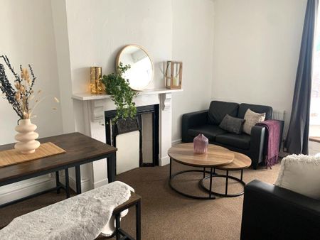 4 bedroom flat to rent - Photo 2